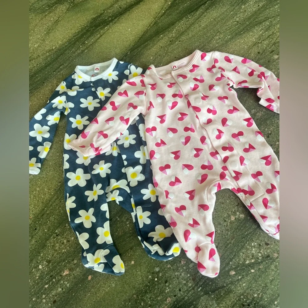 2pack Newborn (5-8lbs) Magnetic closure and Built in mittens!